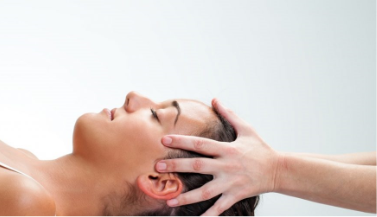 massageando a cabeça de uma mulher